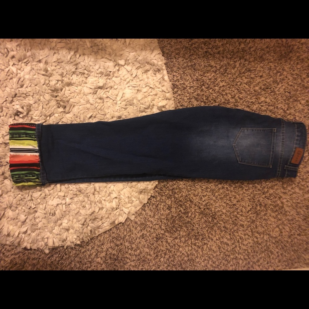 Ankle Cropped Jeans with fiesta patching